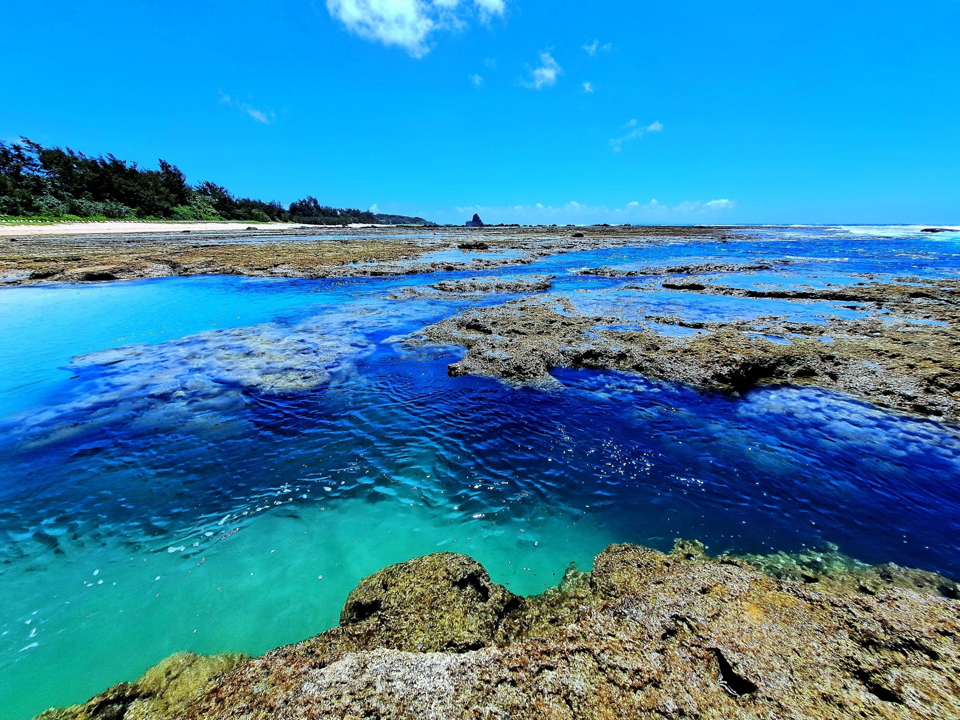 奄美大島のエメラルドグリーンに輝く透明度の高い海